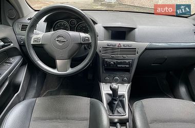 Универсал Opel Astra 2004 в Остроге