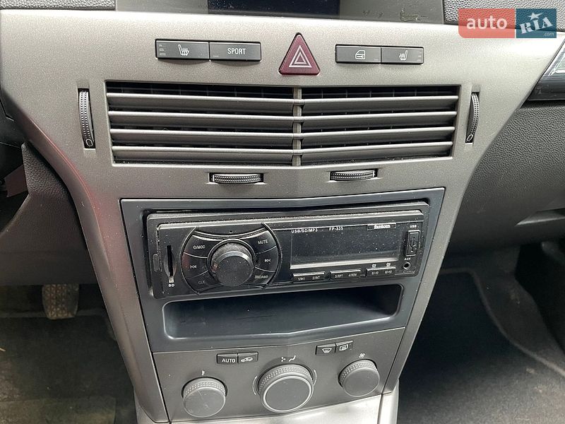 Универсал Opel Astra 2004 в Остроге