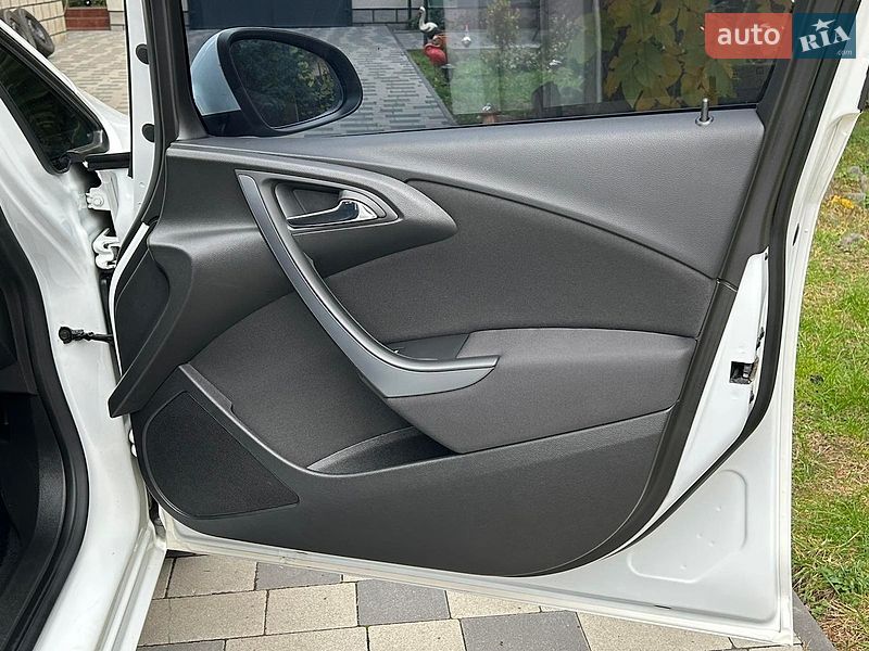 Седан Opel Astra 2017 в Ужгороді