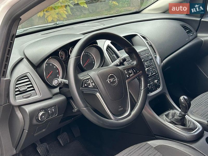 Седан Opel Astra 2017 в Ужгороді