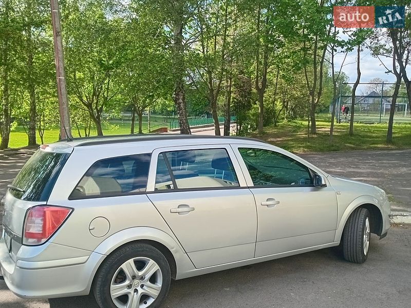 Универсал Opel Astra 2009 в Ровно