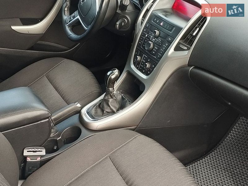 Универсал Opel Astra 2011 в Калуше