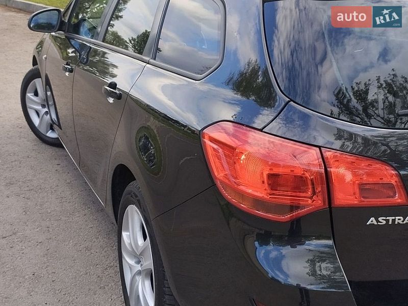 Универсал Opel Astra 2011 в Калуше