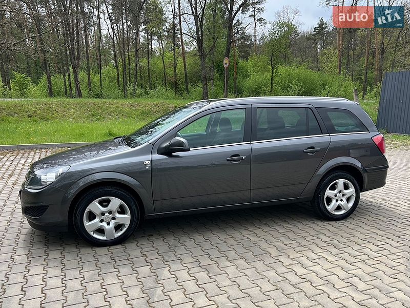 Универсал Opel Astra 2010 в Луцке