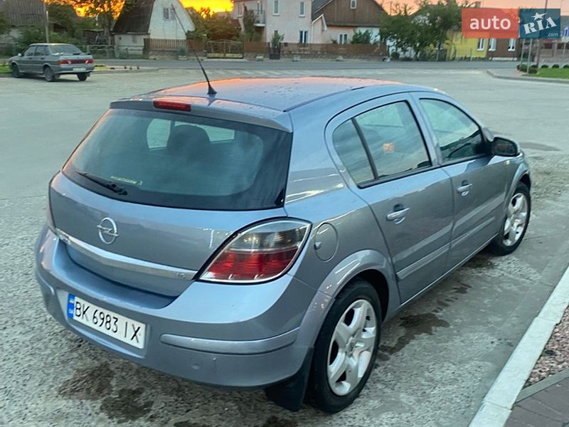 Хэтчбек Opel Astra 2008 в Олевске
