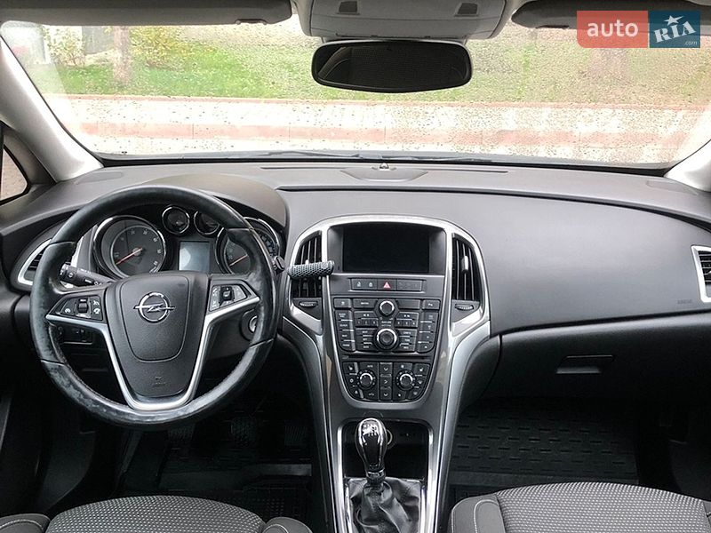 Універсал Opel Astra 2013 в Івано-Франківську