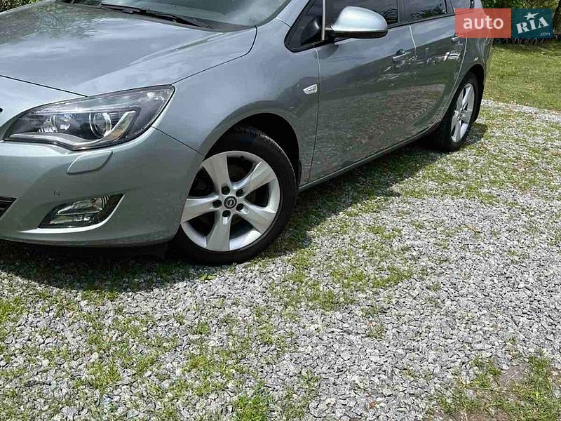 Универсал Opel Astra 2012 в Дрогобыче
