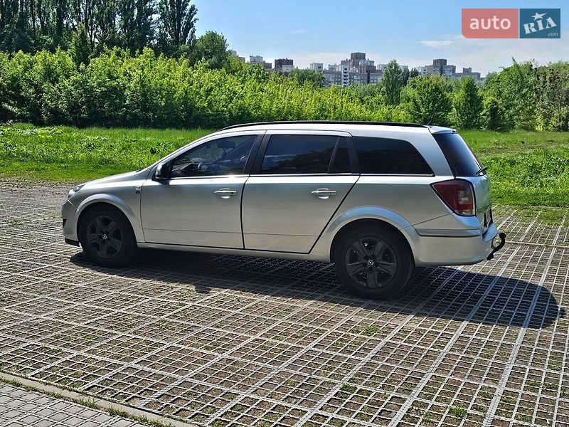 Універсал Opel Astra 2010 в Києві
