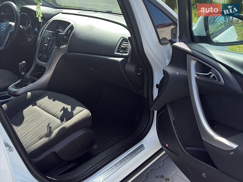 Универсал Opel Astra 2011 в Оброшином