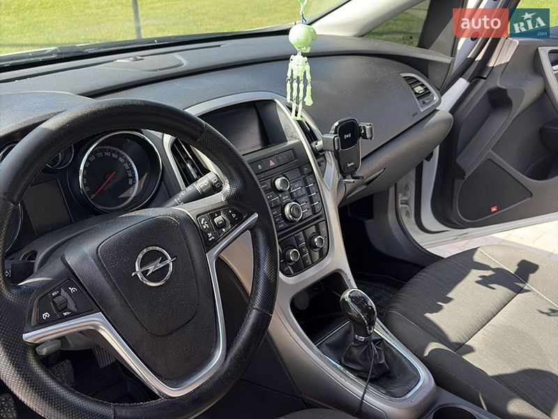 Универсал Opel Astra 2011 в Оброшином