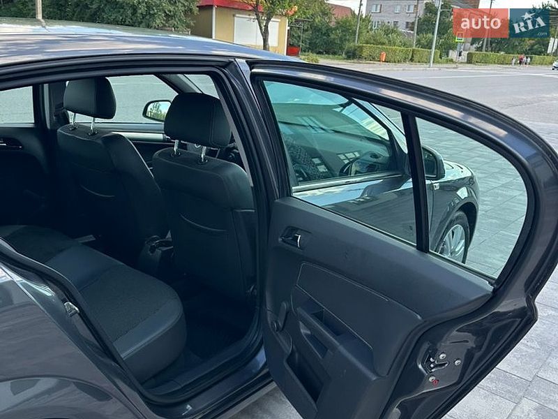 Хэтчбек Opel Astra 2010 в Хмельницком