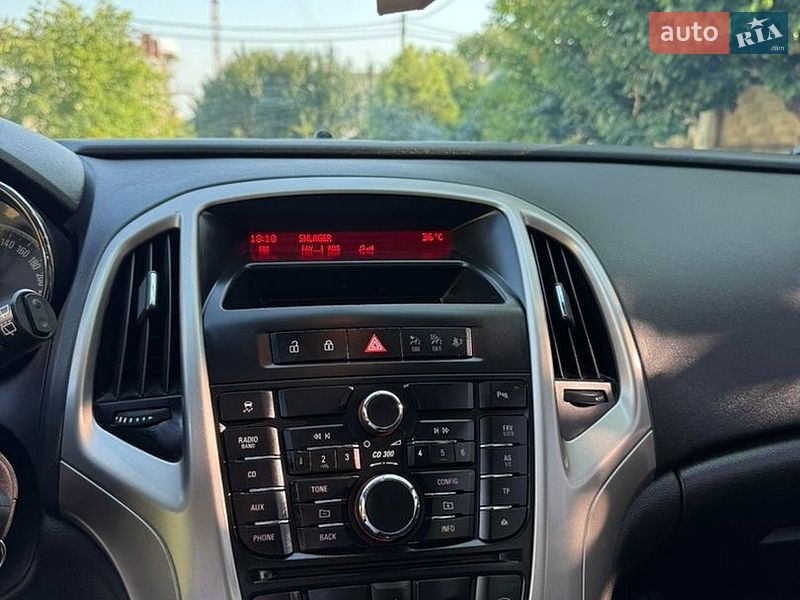 Універсал Opel Astra 2011 в Рівному