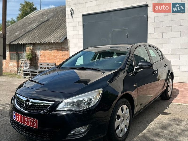 Хэтчбек Opel Astra 2011 в Хороле