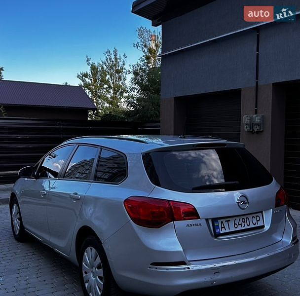 Універсал Opel Astra 2013 в Івано-Франківську