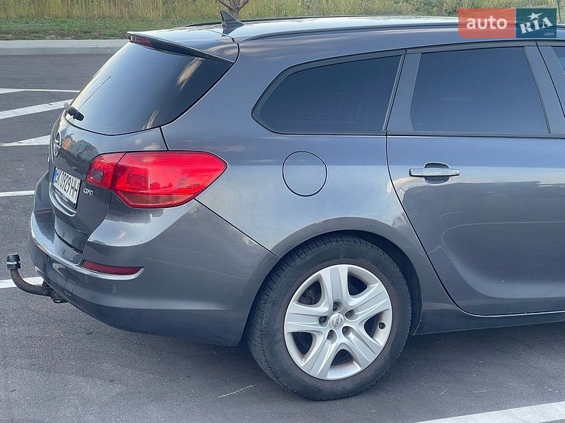 Універсал Opel Astra 2011 в Рівному