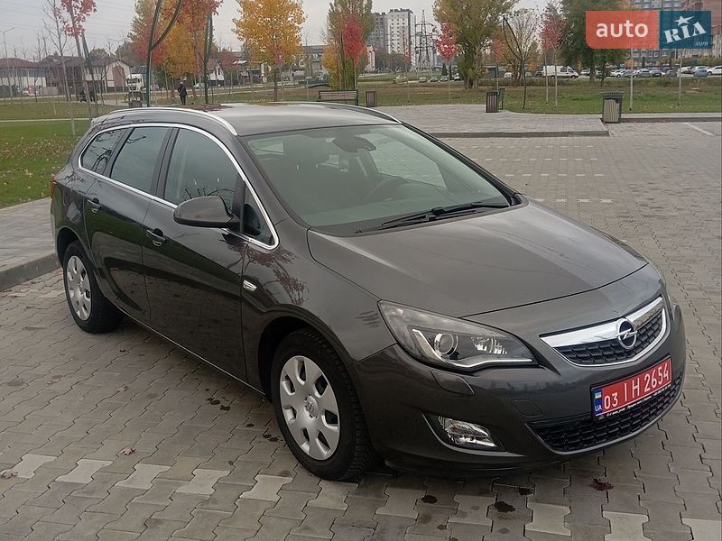 Універсал Opel Astra 2011 в Бучі