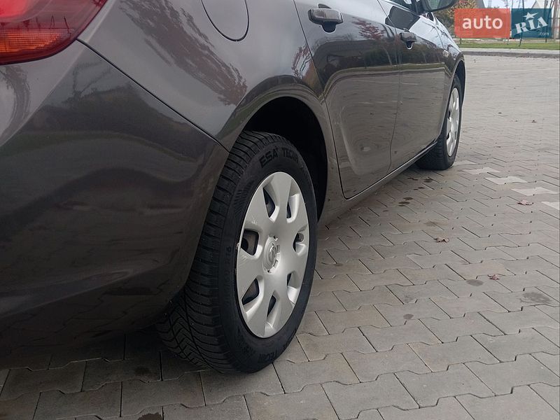 Універсал Opel Astra 2011 в Бучі