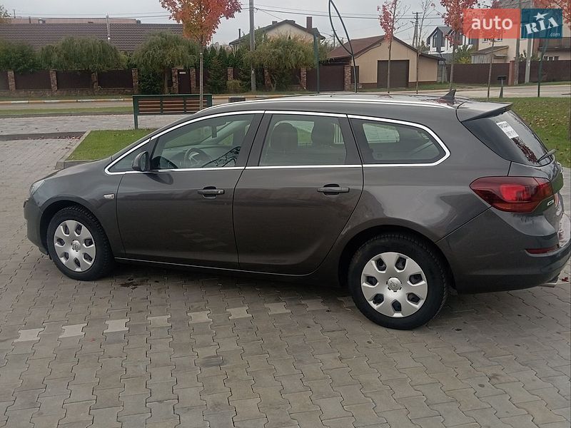 Універсал Opel Astra 2011 в Бучі