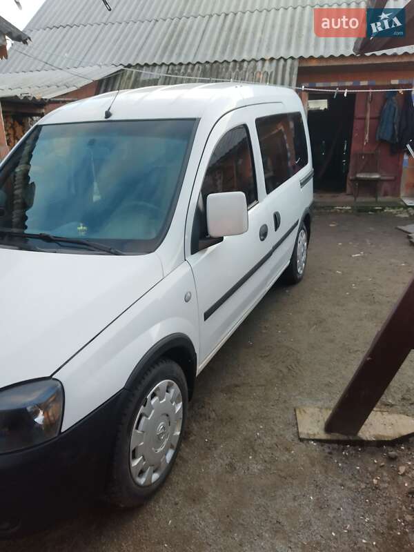 Минивэн Opel Combo 2005 в Гоще