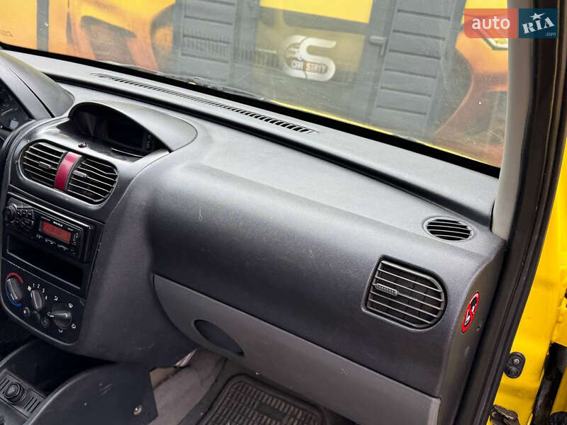 Грузовой фургон Opel Combo 2004 в Стрые