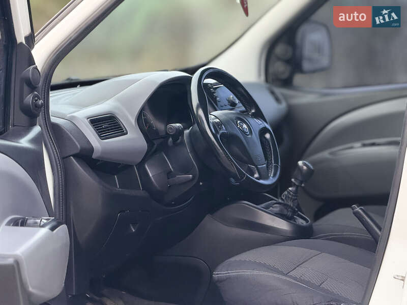 Минивэн Opel Combo 2012 в Мене