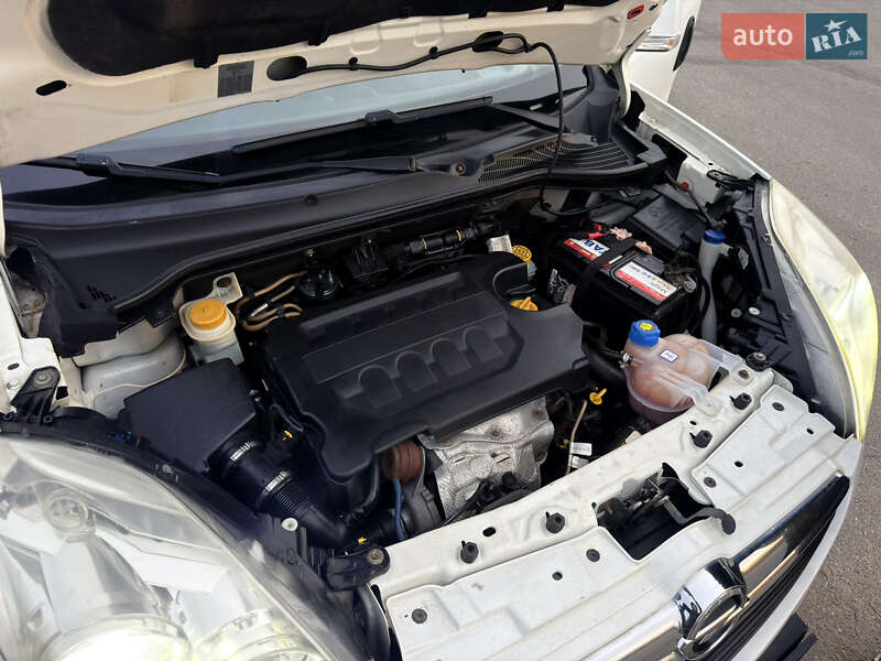 Минивэн Opel Combo 2012 в Мене