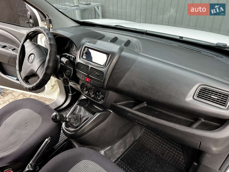 Вантажний фургон Opel Combo 2013 в Коломиї