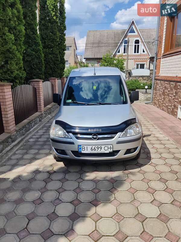 Мінівен Opel Combo 2008 в Гадячі