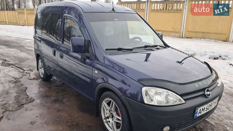 Минивэн Opel Combo 2005 в Коростене