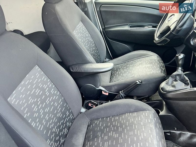 Грузопассажирский фургон Opel Combo 2013 в Киеве