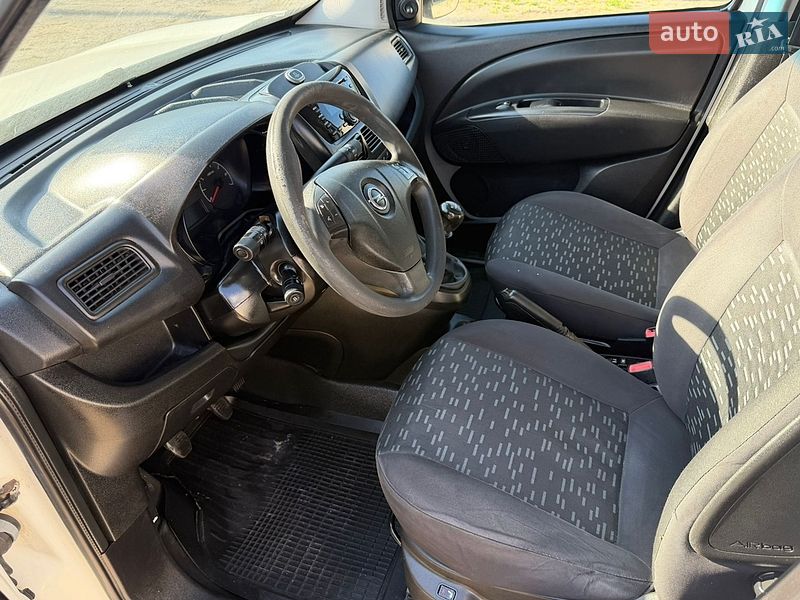Грузовой фургон Opel Combo 2015 в Умани