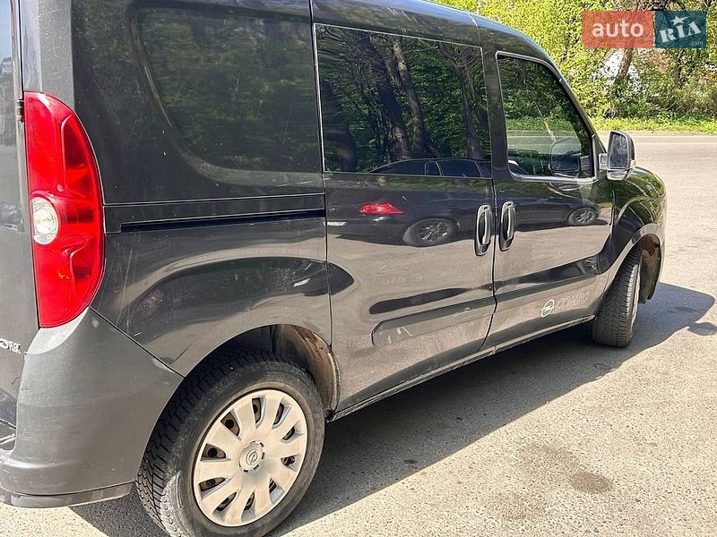 Вантажний фургон Opel Combo 2012 в Львові