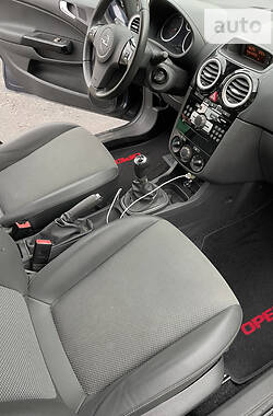 Хэтчбек Opel Corsa 2010 в 