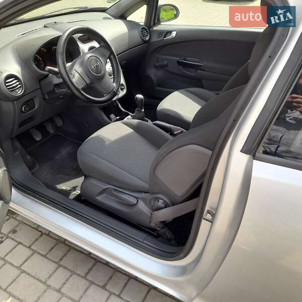 Хэтчбек Opel Corsa 2011 в Калуше
