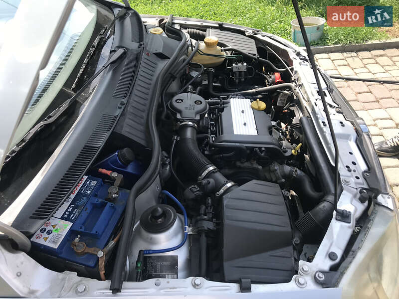 Хэтчбек Opel Corsa 2001 в Сваляве