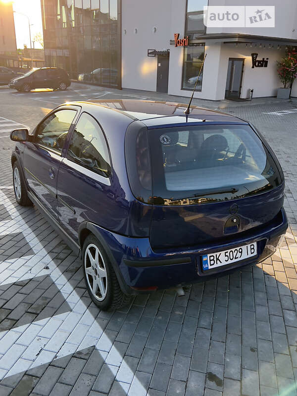 Хэтчбек Opel Corsa 2004 в Ровно