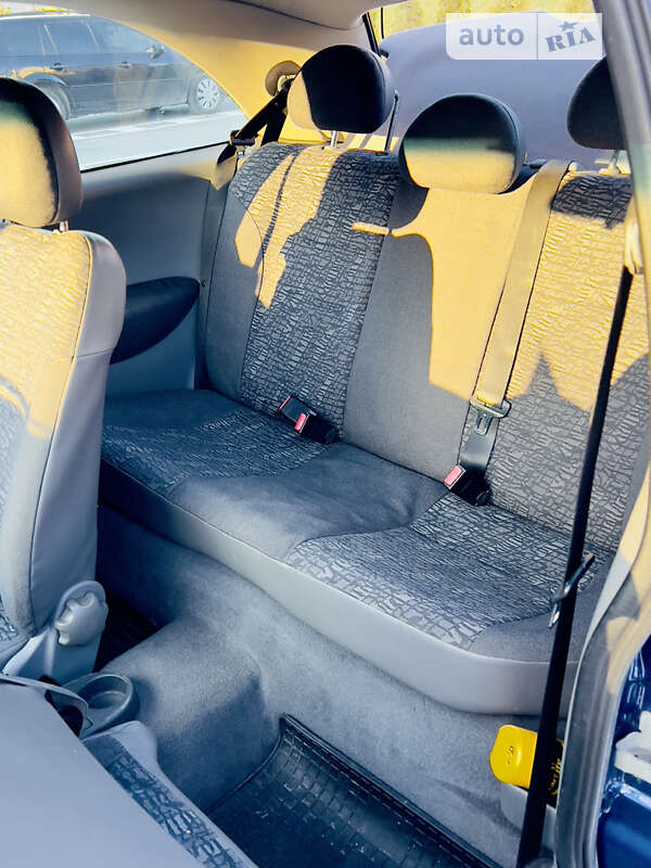 Хэтчбек Opel Corsa 2004 в Ровно