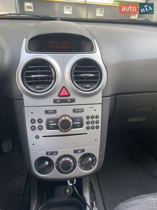 Хэтчбек Opel Corsa 2012 в Львове