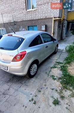 Хэтчбек Opel Corsa 2010 в 