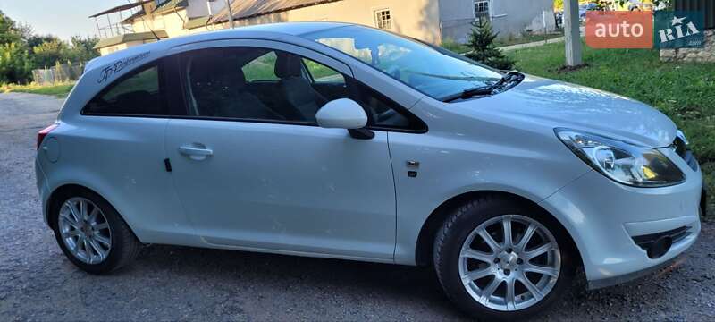 Хэтчбек Opel Corsa 2010 в Скалате