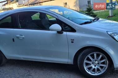 Хэтчбек Opel Corsa 2010 в 