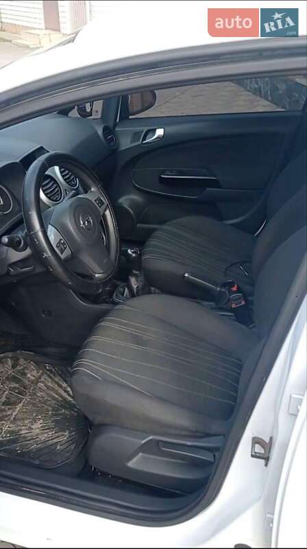 Хэтчбек Opel Corsa 2010 в Подольске