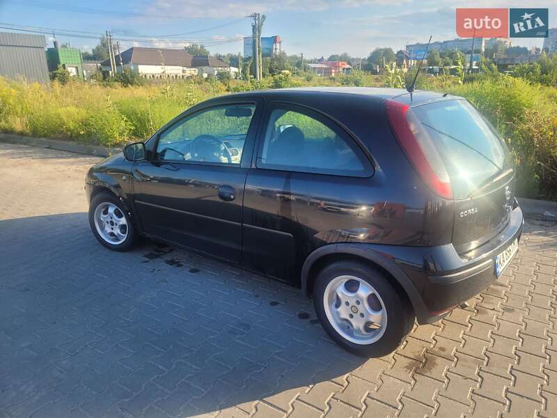 Хэтчбек Opel Corsa 2004 в Киеве