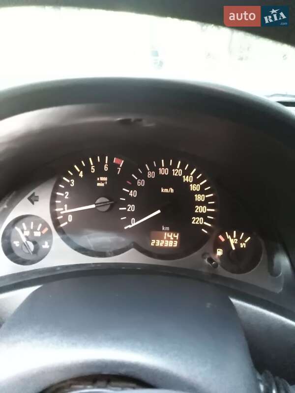 Хэтчбек Opel Corsa 2003 в 