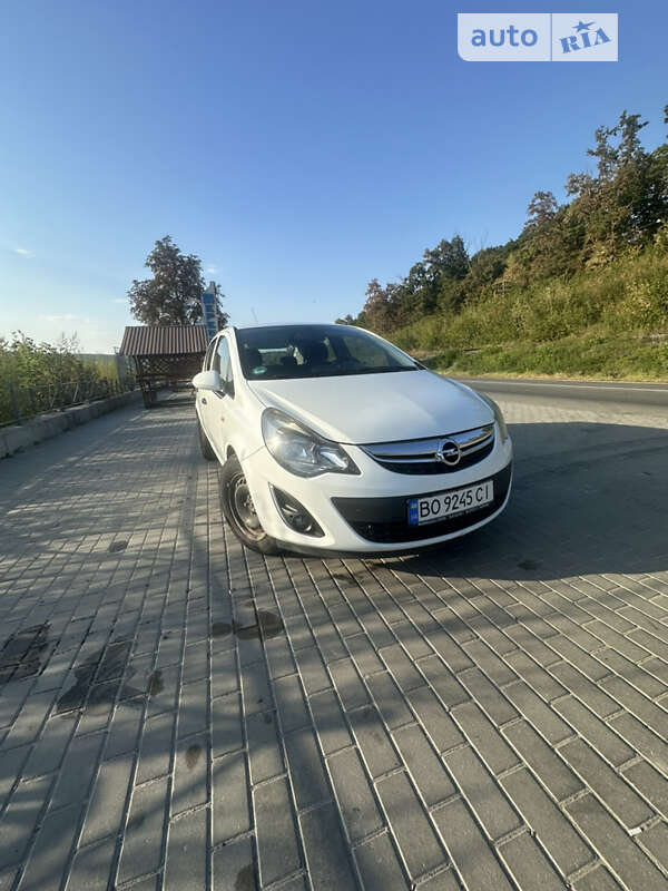 Хэтчбек Opel Corsa 2013 в 