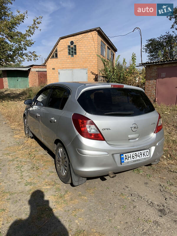 Хэтчбек Opel Corsa 2010 в Остер