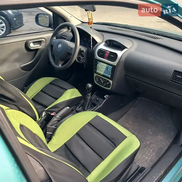 Хэтчбек Opel Corsa 2003 в 