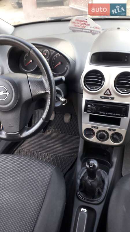 Хэтчбек Opel Corsa 2009 в Новояворовске