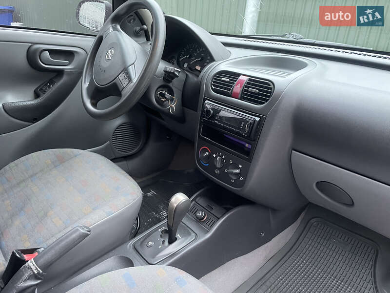 Хэтчбек Opel Corsa 2000 в Владимире