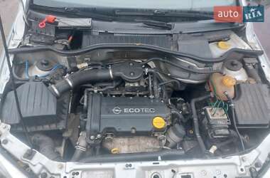 Хэтчбек Opel Corsa 2004 в 